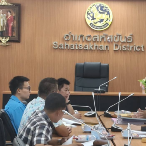 ประชุมติดตามโครงการก่อสร้างบ้านพักข้าราชการ ระดับ 1–2  ณ ที่ทำการปกครอง อำเภอสหัสขันธ์